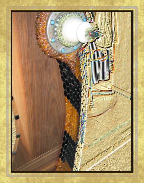 hooney door_f Porta a mosaico vetroso, dettaglio della parte laterale. La presenza di una illuminazione diffusa, e di componenti atipiche, rende questo tipo di porta particolarmente seducente.